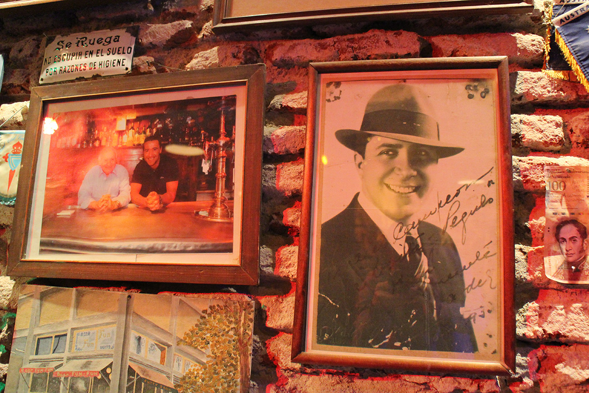 Pared de Baar Fun Fun con fotografías y recuerdos, incluida una imagen de Carlos Gardel